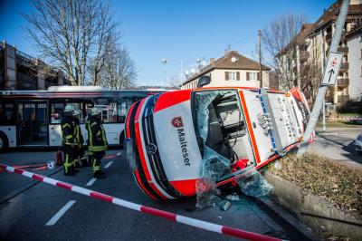 Plochingen: Notarzt wird auf Einsatzfahrt von Bus gerammt - 5 Verletzte - 130.000 Euro Schaden